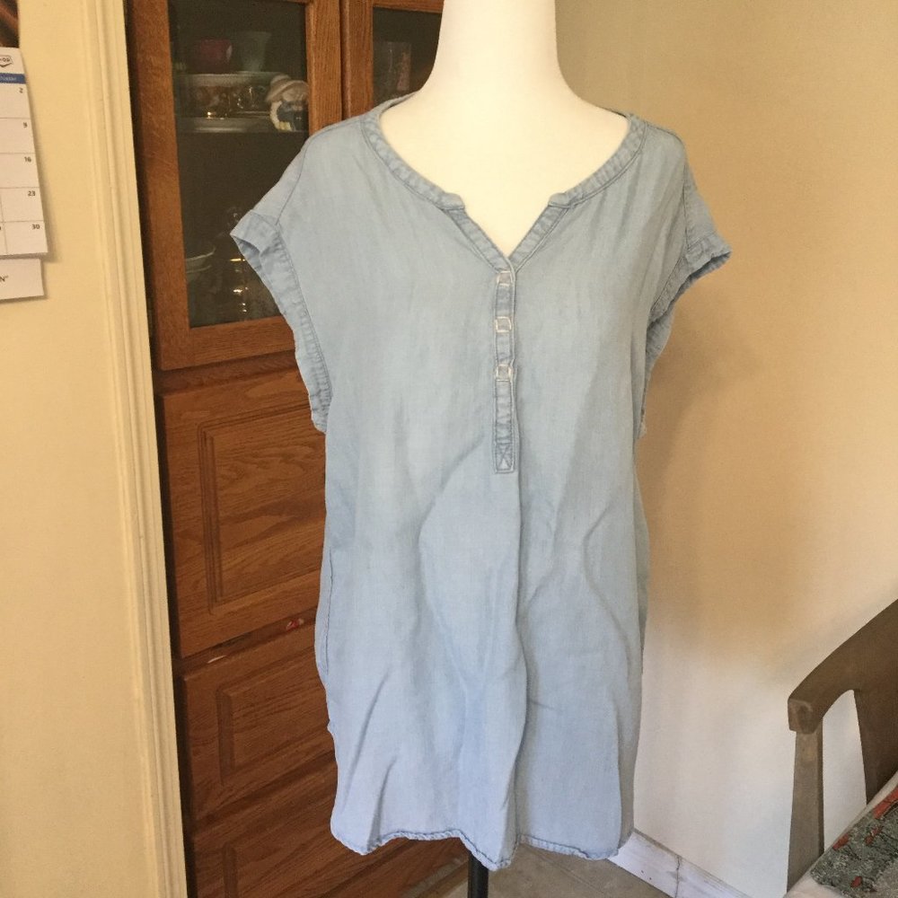 Gap sleeveless chambray top